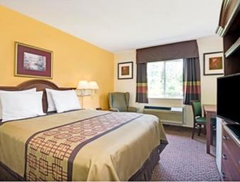 Queen Room - Disability Access - Non-Smoking image 3