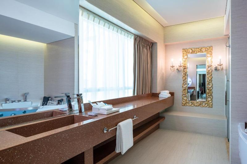 2 Bedroom Penthouse Suite, Skyline view, Balcony image 4