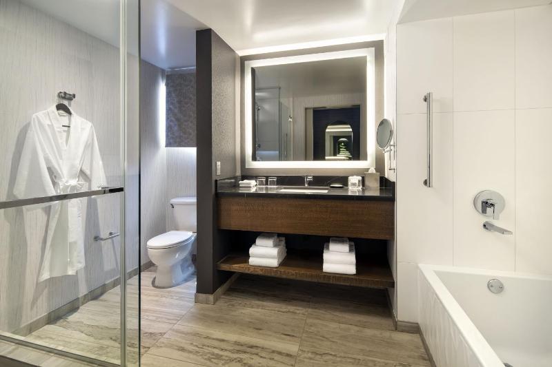 Guest Room, 1 King image 2