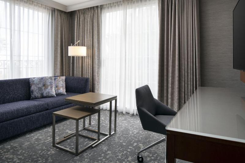 Junior Suite, 1 King, Sofa bed, Courtyard view, Corner room image 4