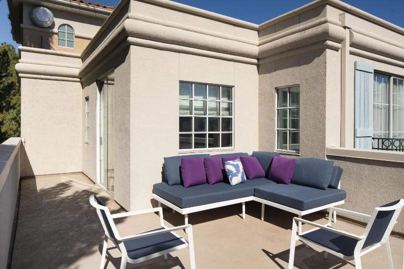 Suite, 1 King, Sofa bed, Courtyard view, Top floor, Balcony image 3