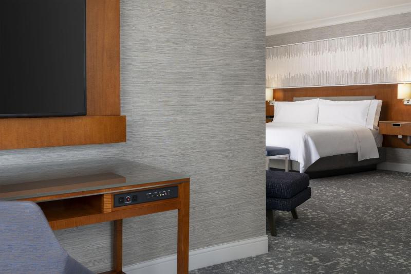 Junior Suite, 1 King, Sofa bed, Courtyard view, Corner room image 3