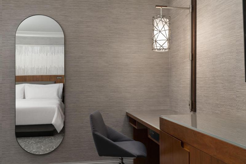 Guest Room, 1 King image 4