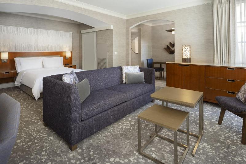 Suite, 1 Queen, Sofa bed, Fireplace image 4