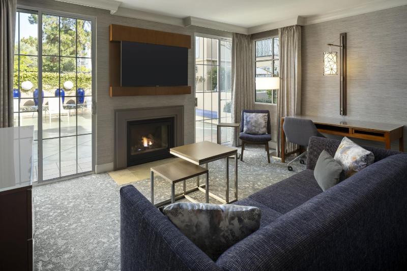 Suite, 1 Queen, Sofa bed, Fireplace image 3