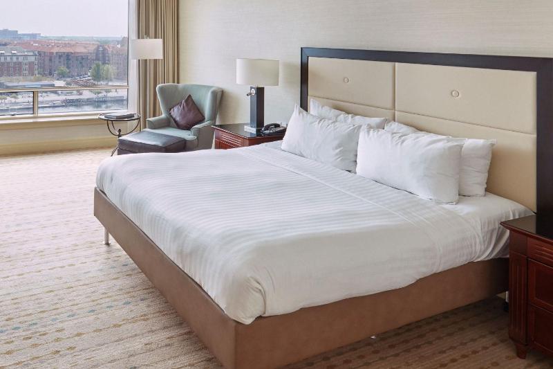 Deluxe Guest room, 1 King, Water View image 3