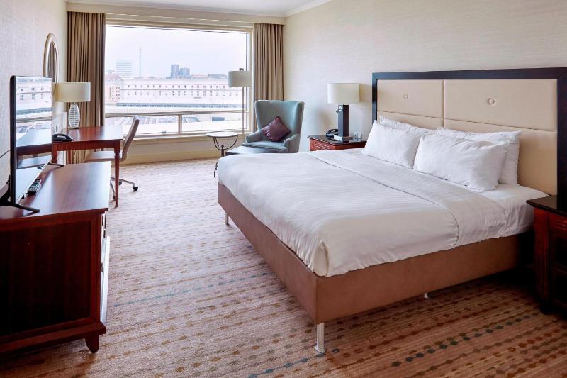 Deluxe Guest Room, 1 King, City View image 3