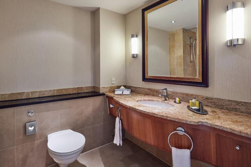 Deluxe Guest room, 2 Double, City view image 2