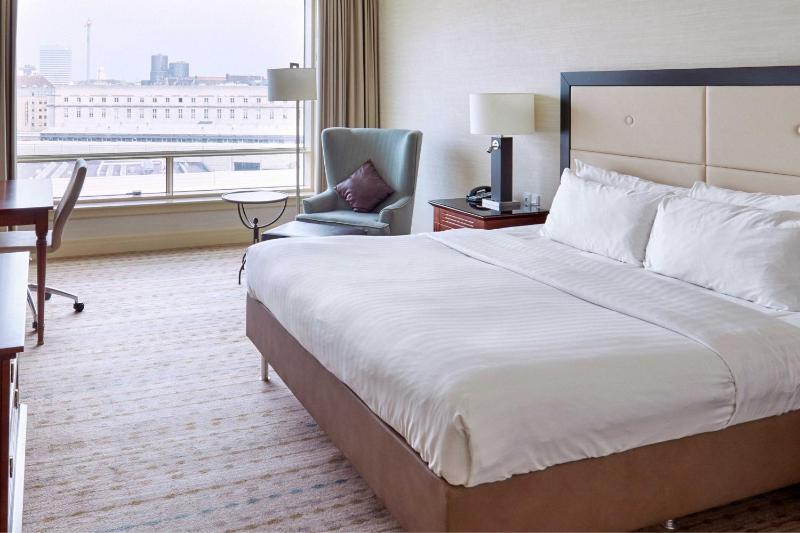 Deluxe Guest Room, 1 King, City View image 4