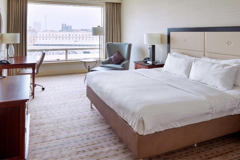 Deluxe Guest Room, 1 King, City View image 1