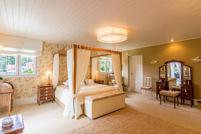 Deluxe Suite with Spa Bath image 3