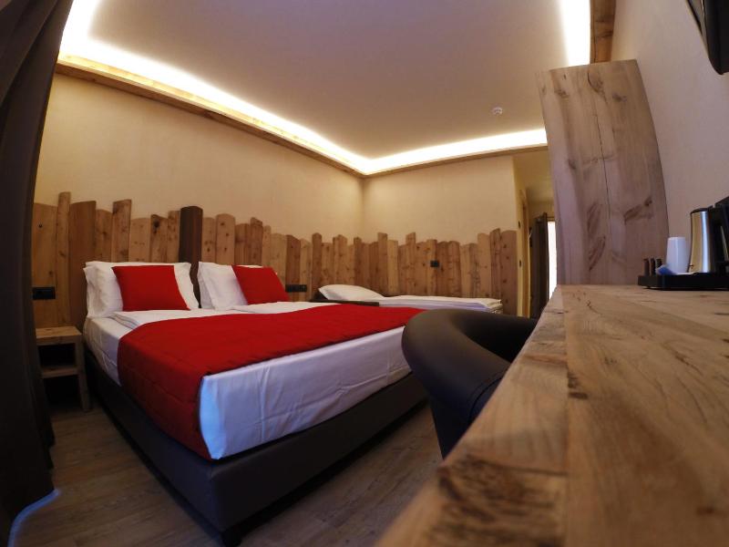 Superior Triple Room (2 Adults + 1 Child) image 4