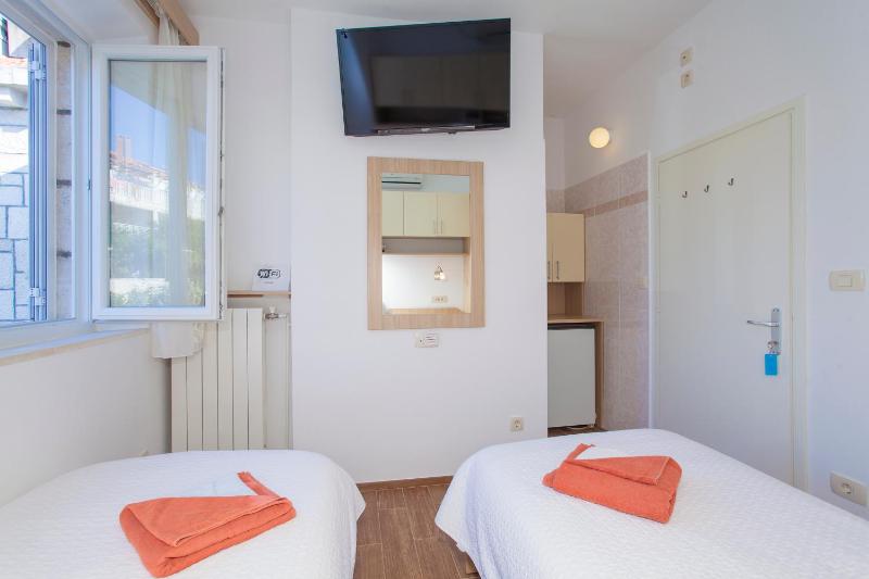 Double or Twin Room image 3