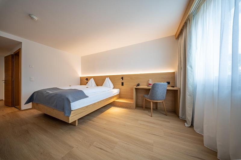 Superior Twin Room image 3