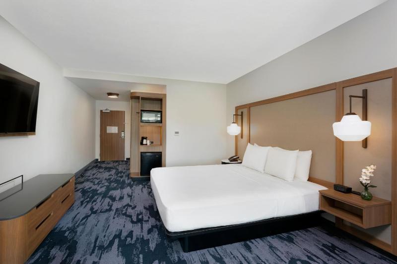 Standard King Room image 4