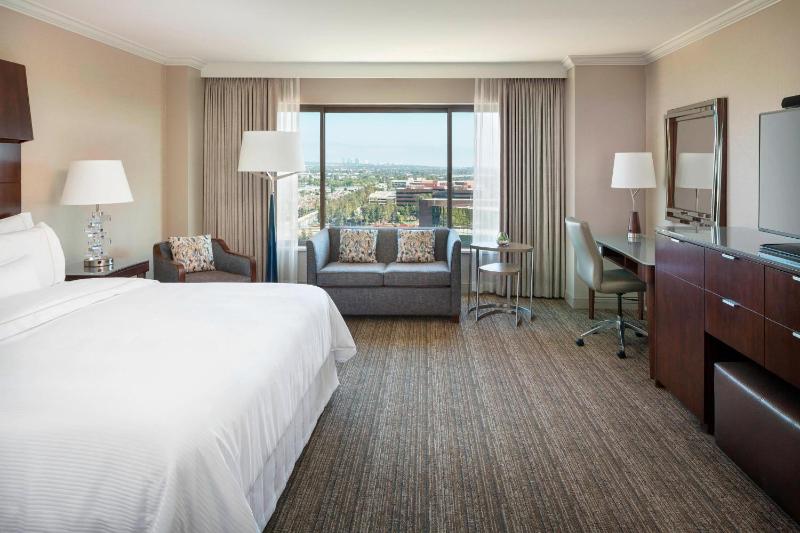 Corner King Room - High Floor image 1
