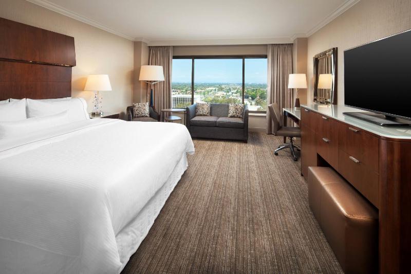 Traditional, Guest room, 1 King image 1