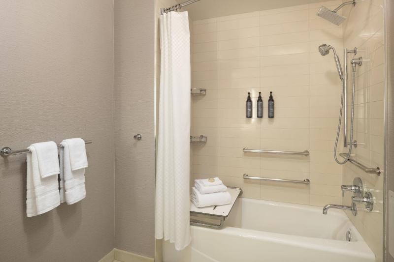 Traditional, Guest room, 1 King image 3