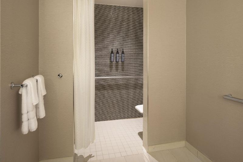 Traditional, Guest room, 1 King image 2
