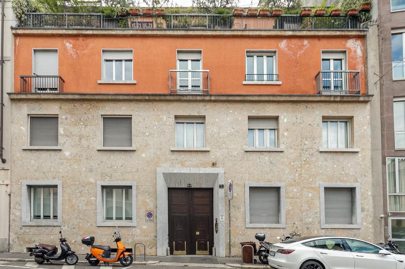 HomyCare Stylish apartment with jacuzzi & balcony steps from Duomo - image 2