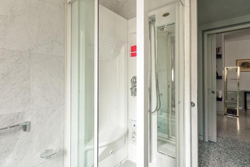 HomyCare Stylish apartment with jacuzzi & balcony steps from Duomo - image 9
