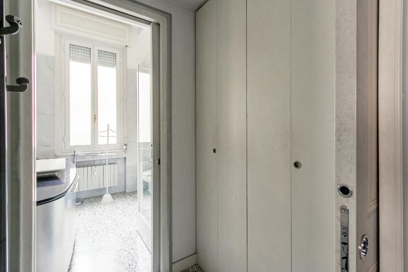 HomyCare Stylish apartment with jacuzzi & balcony steps from Duomo - image 12