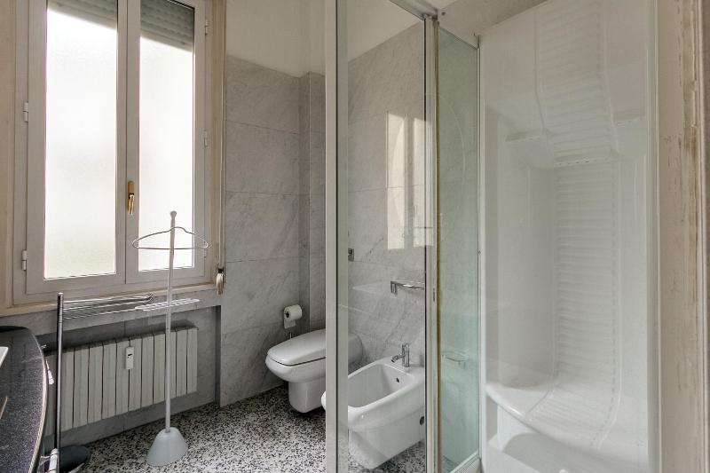 HomyCare Stylish apartment with jacuzzi & balcony steps from Duomo - image 7