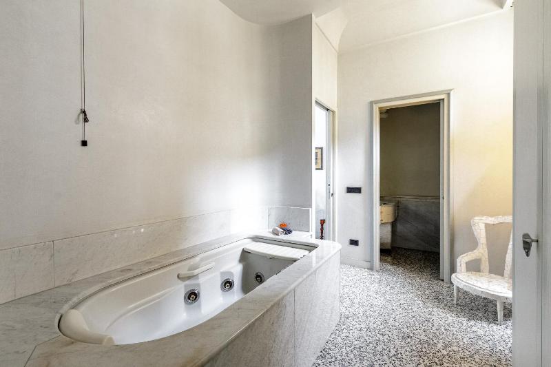 HomyCare Stylish apartment with jacuzzi & balcony steps from Duomo - image 4