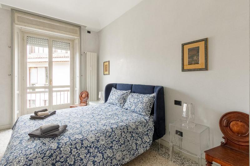 HomyCare Stylish apartment with jacuzzi & balcony steps from Duomo - image 11