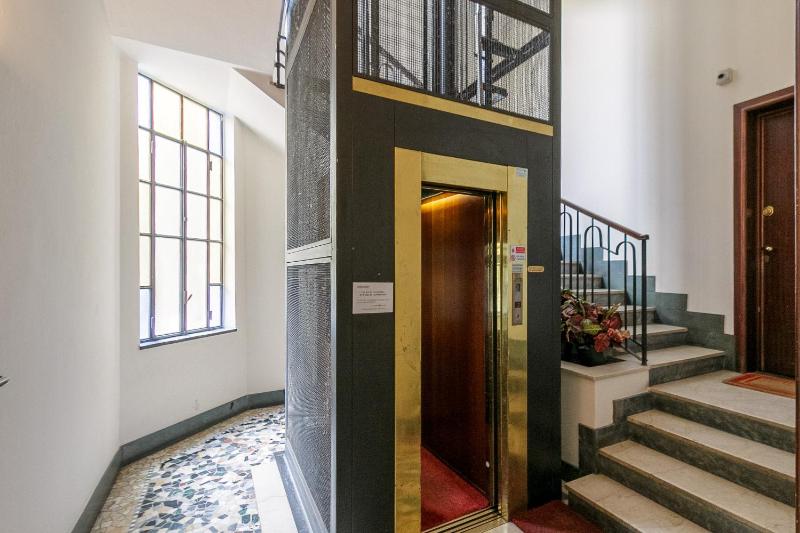HomyCare Stylish apartment with jacuzzi & balcony steps from Duomo - image 14