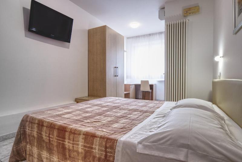 Economy Double Room image 2