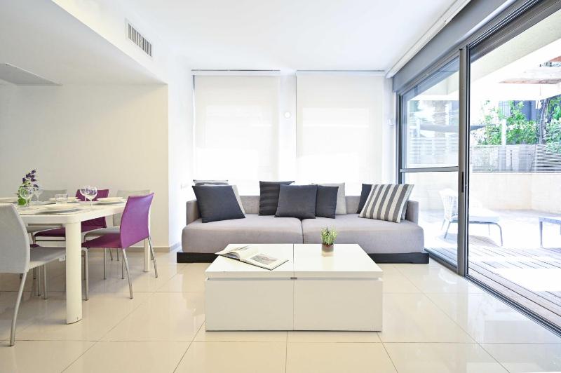 Garden Kalisher 3BR near the Beach by HolyGuest - image 12