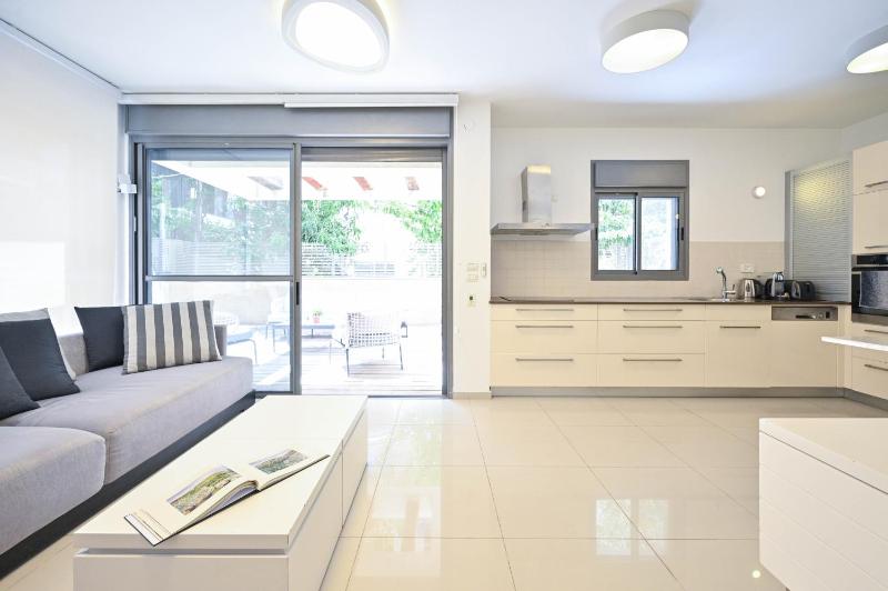 Garden Kalisher 3BR near the Beach by HolyGuest - image 2