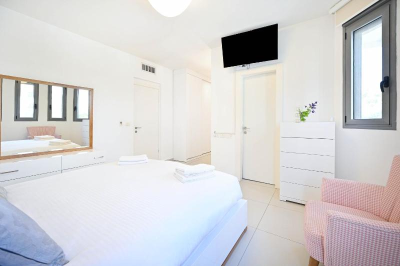 Garden Kalisher 3BR near the Beach by HolyGuest - image 16