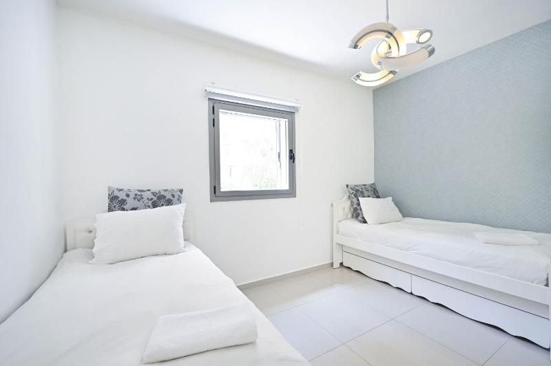 Garden Kalisher 3BR near the Beach by HolyGuest - image 10