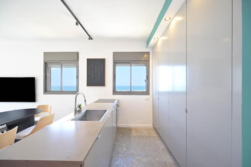 Glam 4BR Overlooking Banana Beach by HolyGuest - image 3