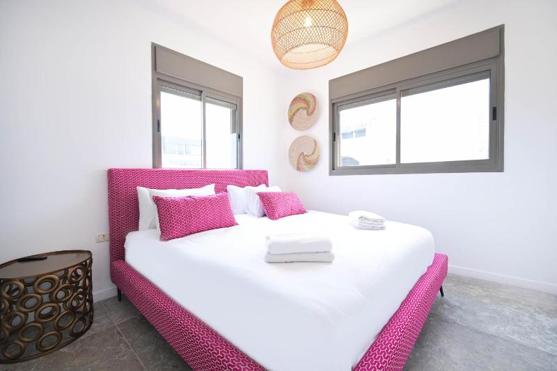 Glam 4BR Overlooking Banana Beach by HolyGuest - image 2