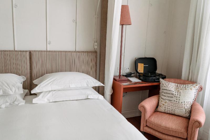 Standard King Room image 2