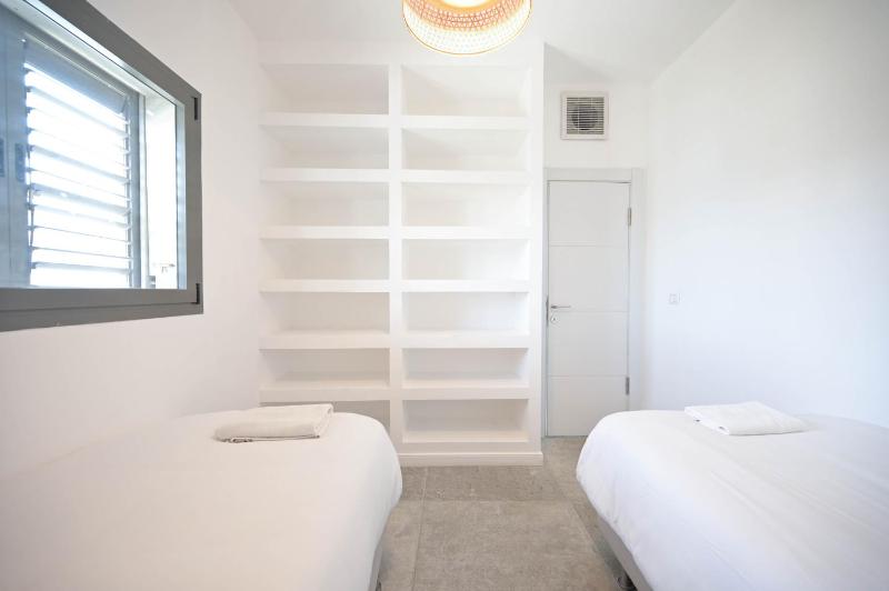 Glam 4BR Overlooking Banana Beach by HolyGuest - image 16
