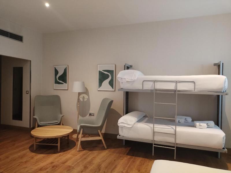 Superior Quadruple Room image 3