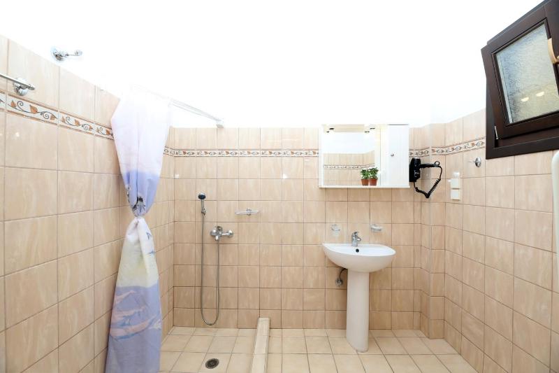 Studio (3 Adults + 1 child) - 2 image 3