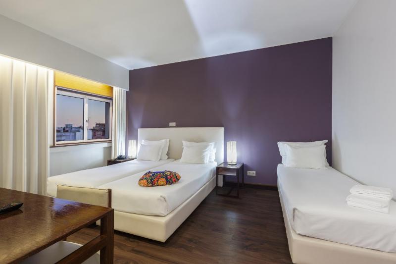 Classic Twin Room image 3