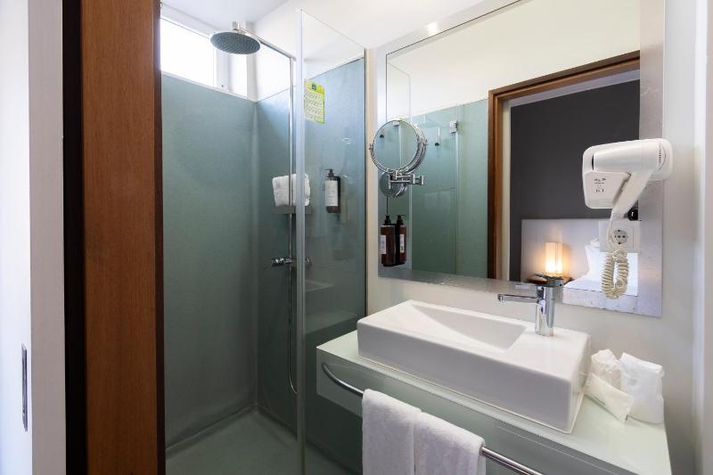 Classic Twin Room image 1