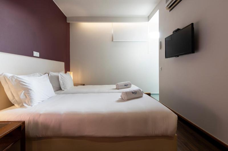 Classic Twin Room image 2