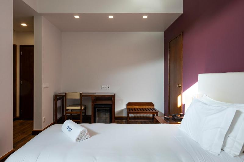 Classic Twin Room image 4