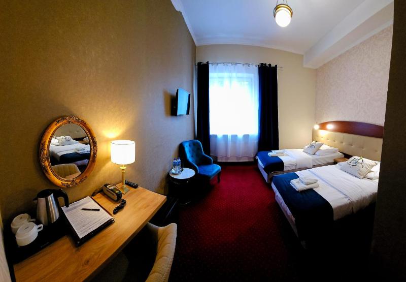 Double Room image 3