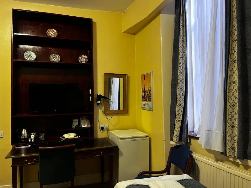 Standard Twin Room image 1