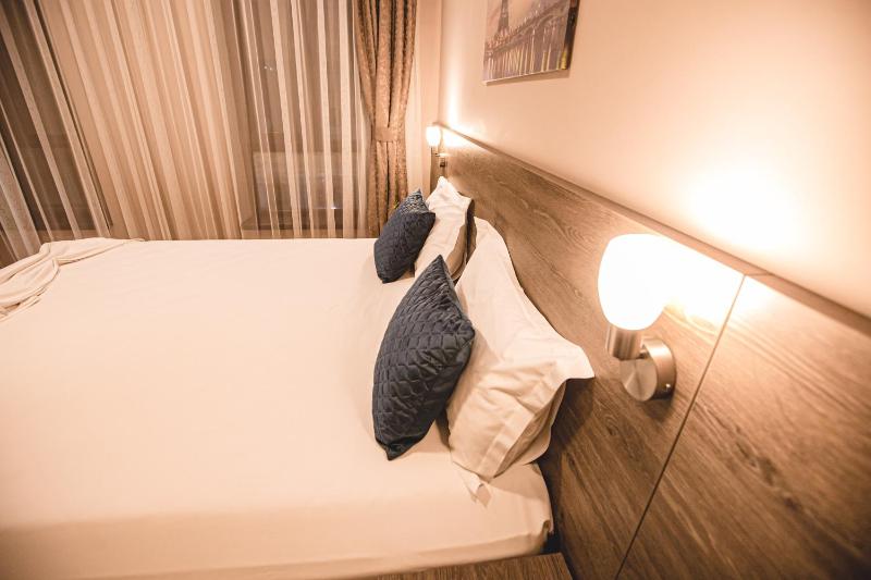 Deluxe Double Room image 4