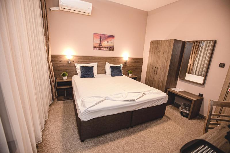 Deluxe Double Room image 3