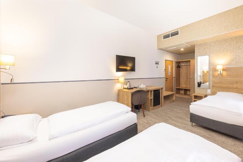 Triple Room with Shower image 4